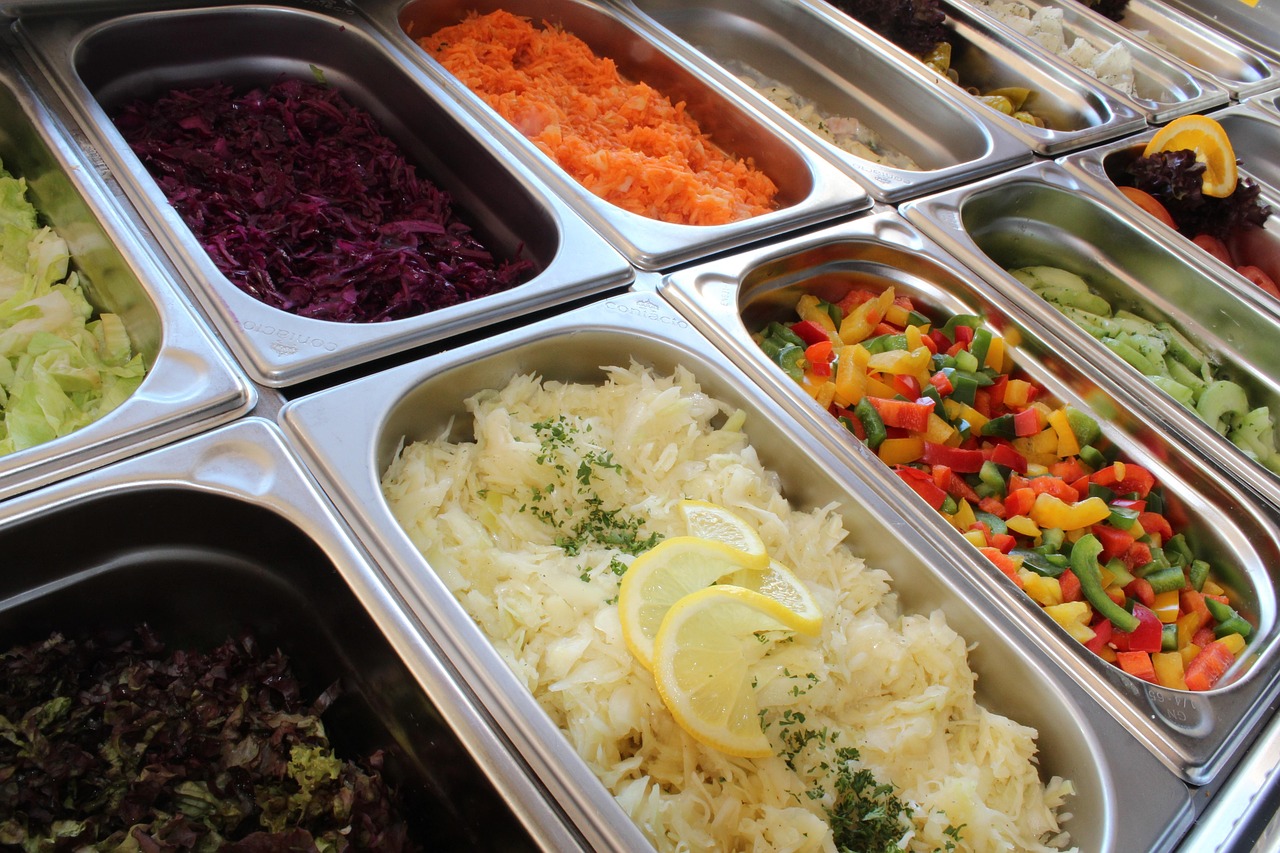 leckere und sättigende salate – perfekte kombination aus frischen zutaten für eine gesunde mahlzeit.