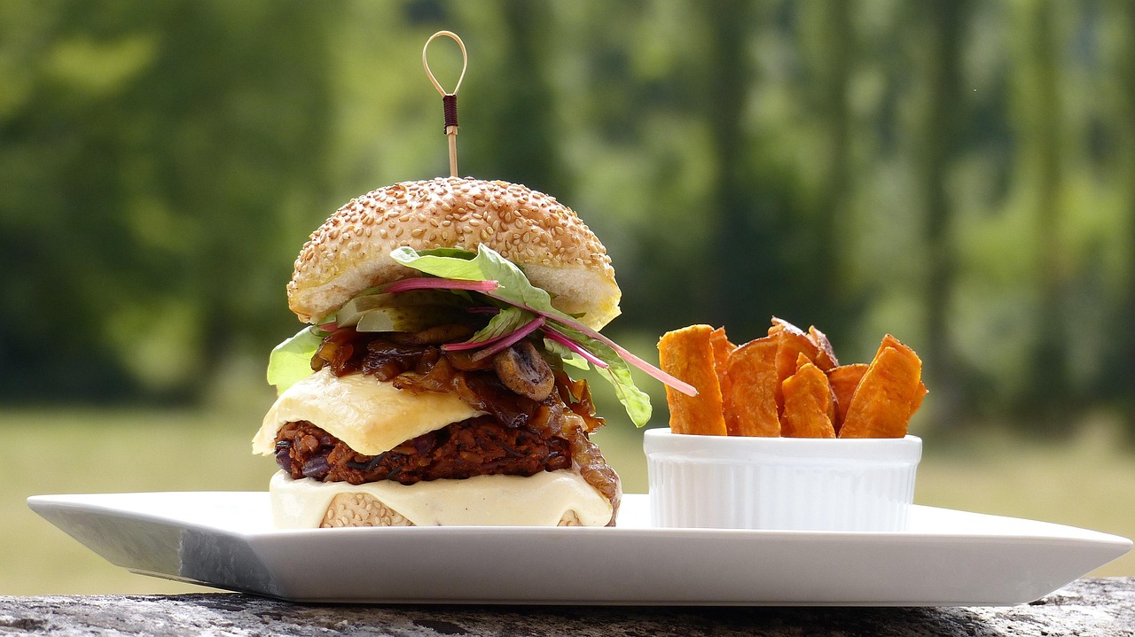 hausgemachter burger: leckerer, frisch zubereiteter burger mit besten zutaten für ein unvergleichliches geschmackserlebnis.