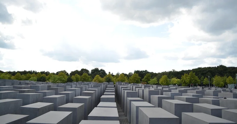 Das Denkmal auf der Kuppe