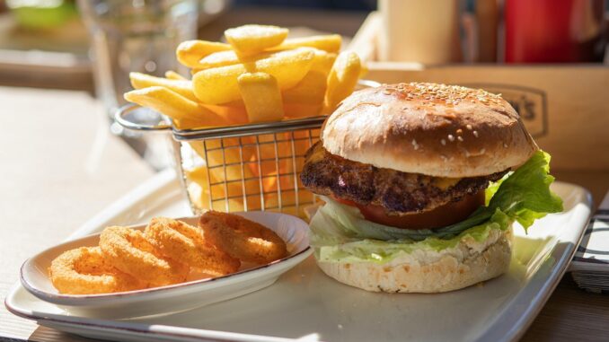 leckere hausgemachte burger mit frischen zutaten, perfekt zum selbermachen und genie&szlig;en.